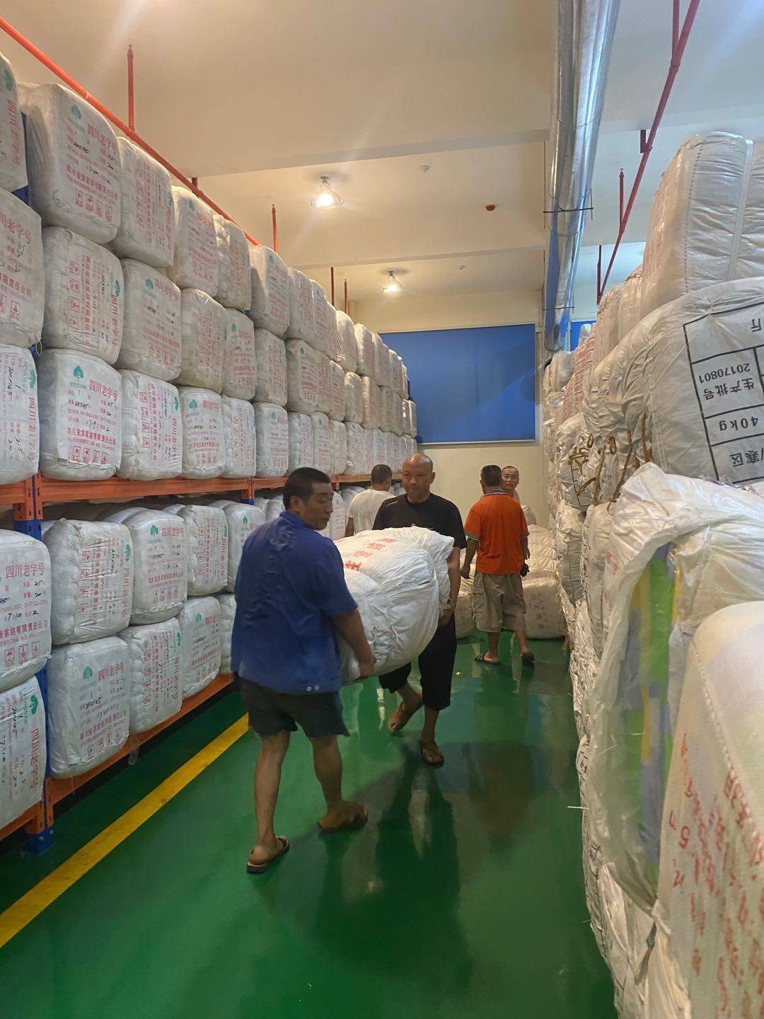 视频德阳救灾物资转运现场连续奋战7小时全力保障安置点物资供应