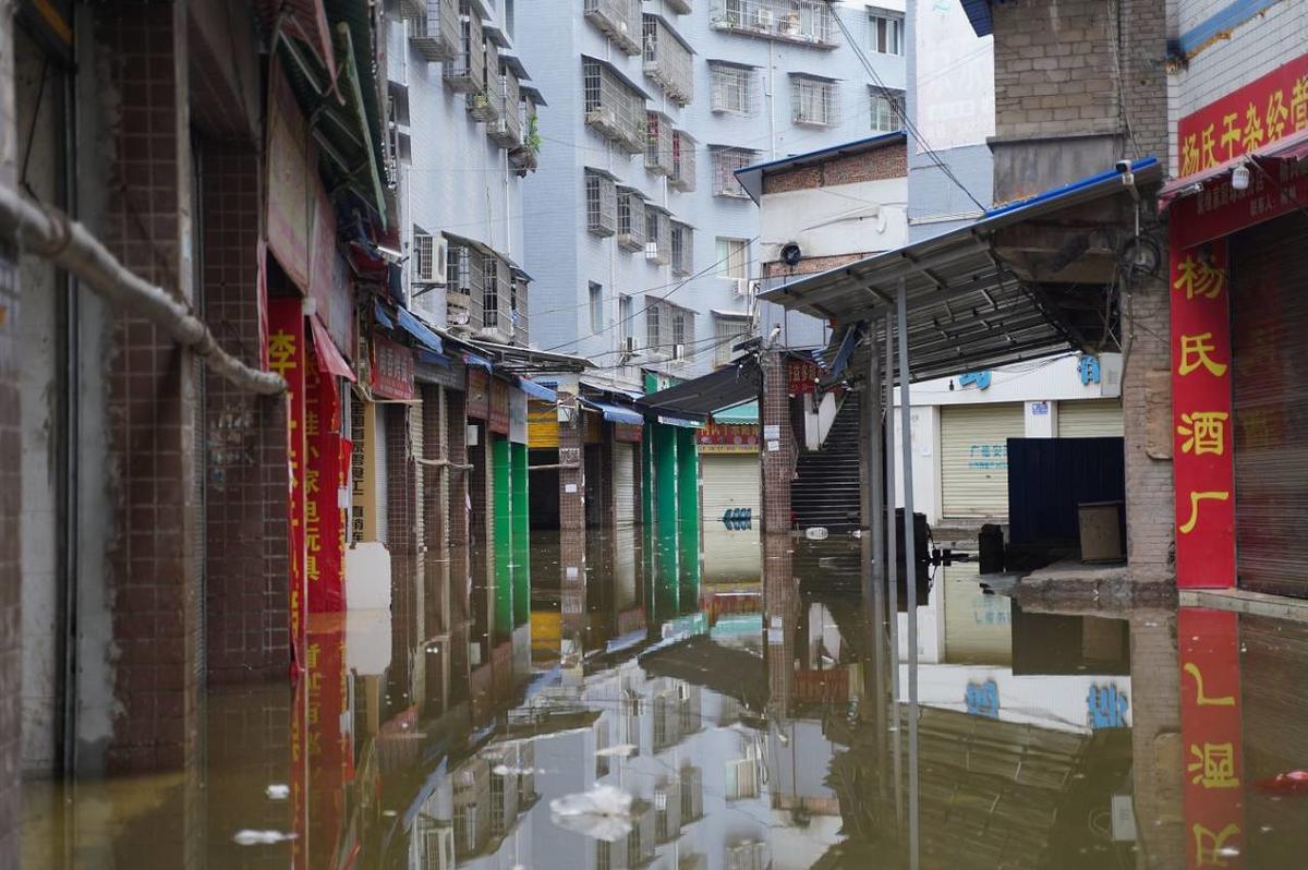 内江资中县球溪镇60多名干部和志愿者日夜巡河