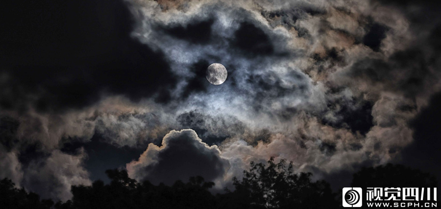 月升螺髻山中元节的月亮特别的圆