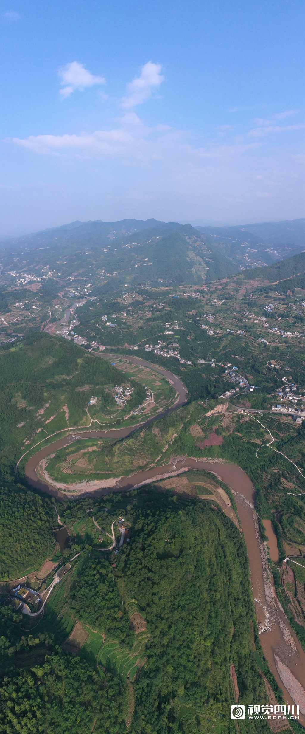 位于永乐镇的两河口村,是古蔺县城进永乐的第一个村,因水落河与古蔺河