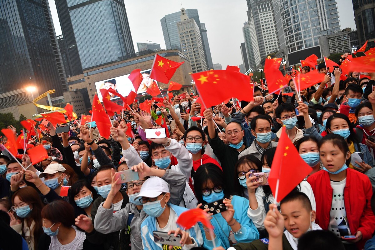 多图天府广场升国旗迎国庆上万群众观看