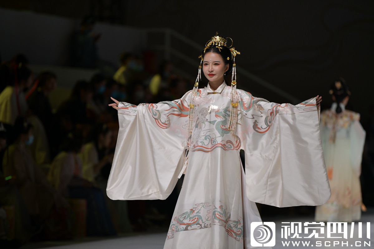 戴上精美的饰品,随着颇具古风的音乐,将一场别开生面的汉服走秀呈现在