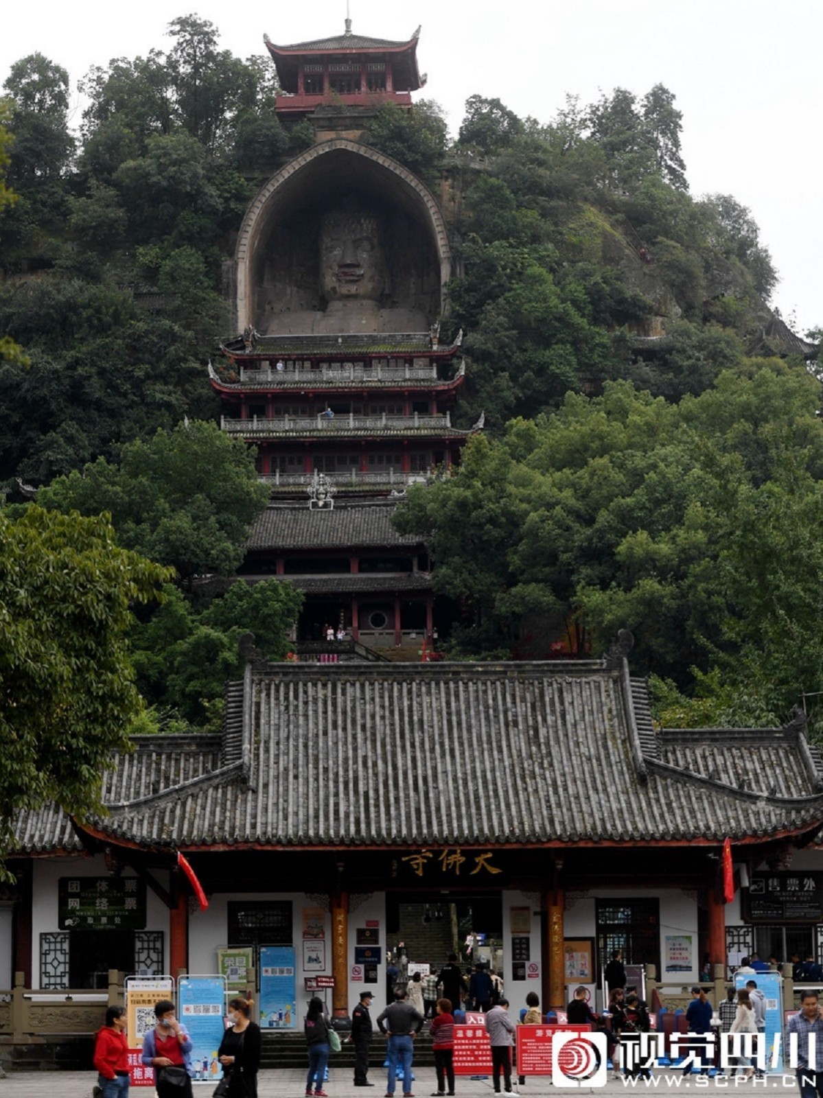 自贡荣县千年大佛吸引省内外游客参观游览