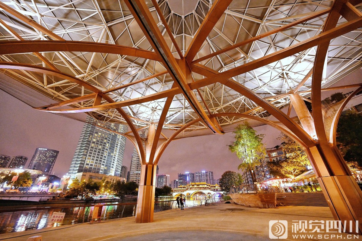 视频| 夜色阑珊 改建后成都府南河音乐广场惊艳亮相