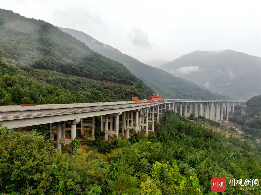 巴万高速公路最长大桥全幅贯通