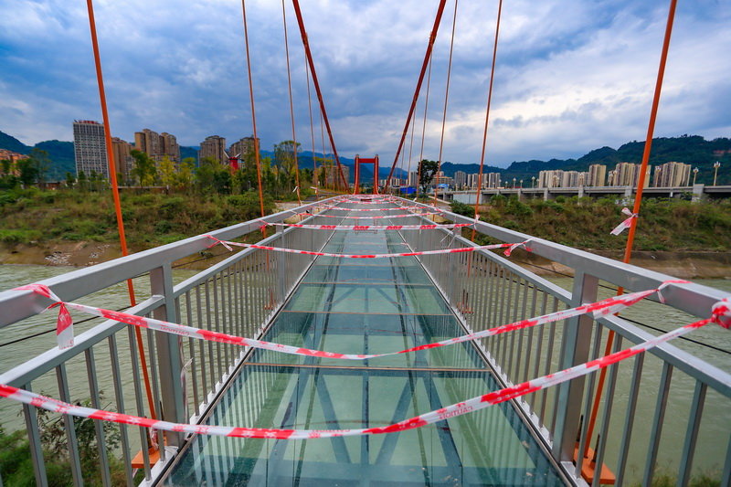 绿廊和桃花岛湿地公园,由钢筋混凝土基础加钢结构及玻璃踏面组合而成