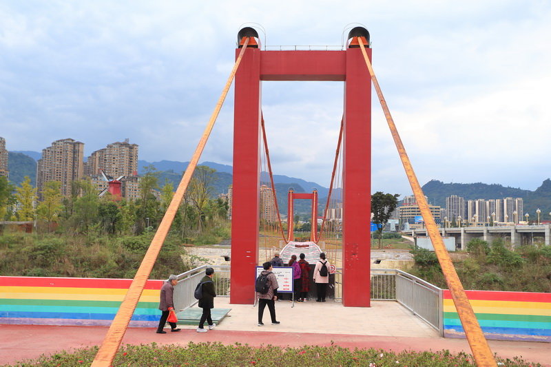 绿廊和桃花岛湿地公园,由钢筋混凝土基础加钢结构及玻璃踏面组合而成