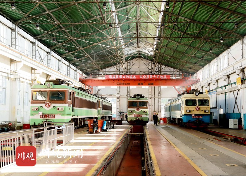 组图丨西昌机务段全面排查运煤专列02为电煤运输保驾护航