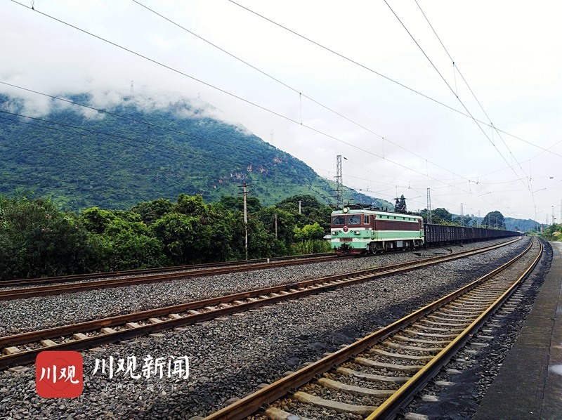 组图丨西昌机务段全面排查运煤专列02为电煤运输保驾护航