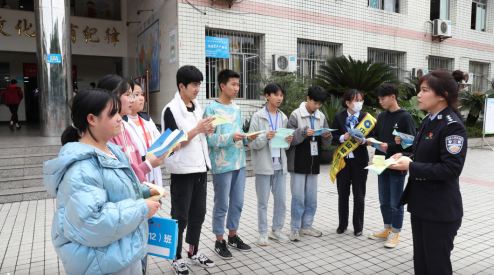 四川省广安市广安区公安分局浓洄派出所民警王荣华在操场向思源中学