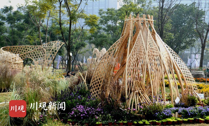 视频成都市民打卡公园城市竹编景观花园