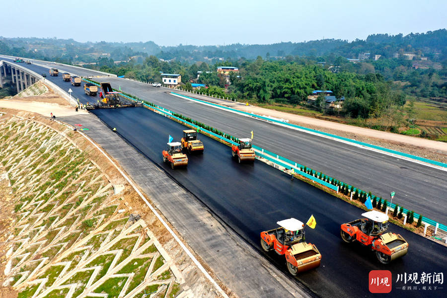 激动成宜高速主线路面全面贯通
