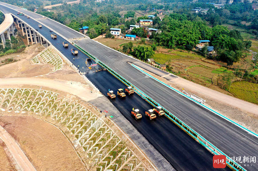 激动成宜高速主线路面全面贯通