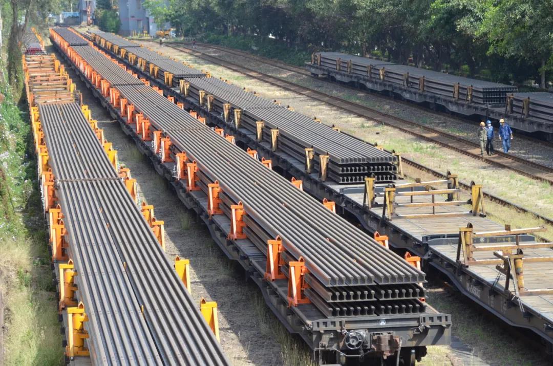 川报要闻攀钢pg5钢轨在大秦铁路试铺