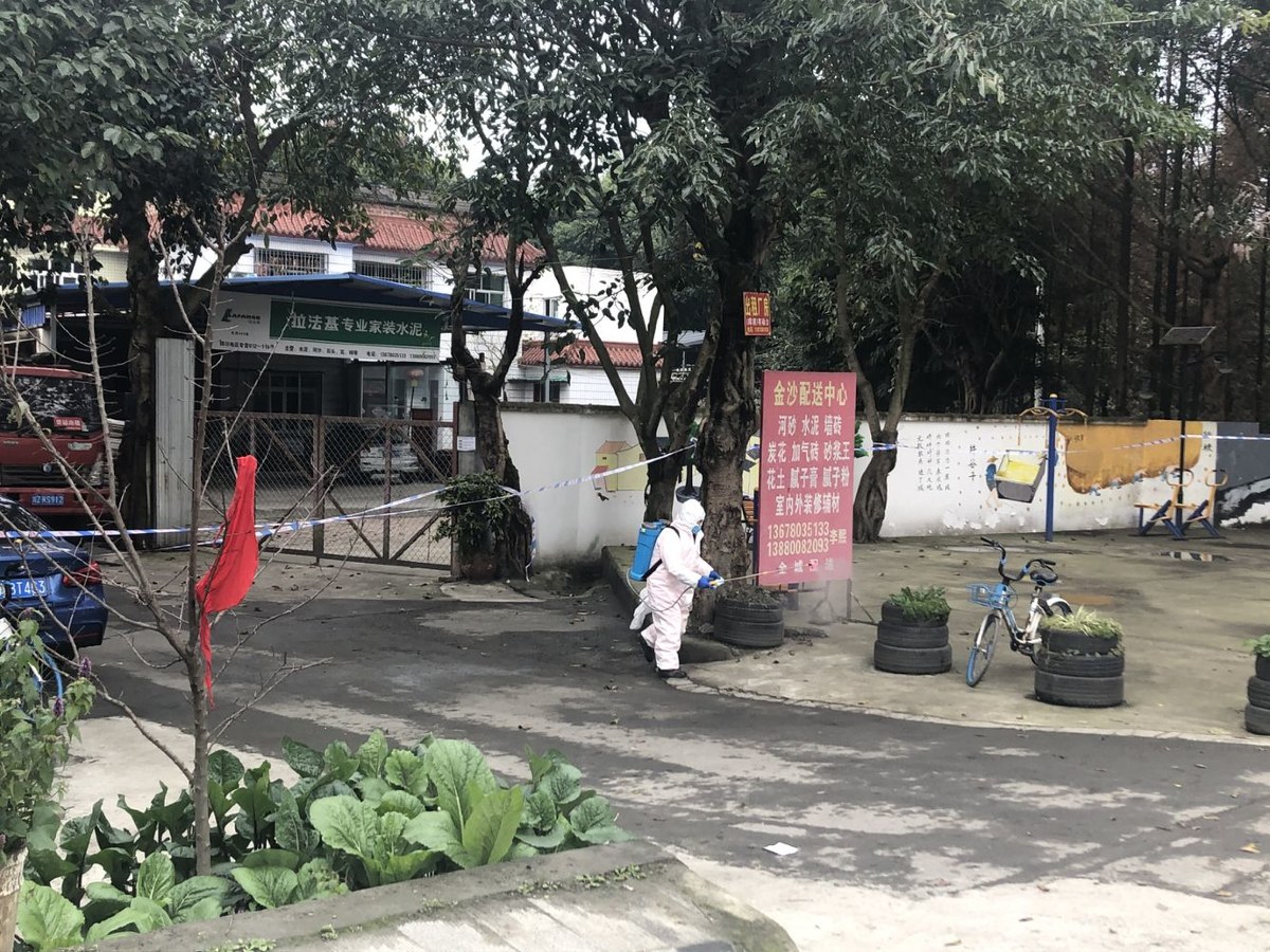 直击中风险区郫都太平村居民隔空买菜两道隔离线外说很好很好谢谢你们