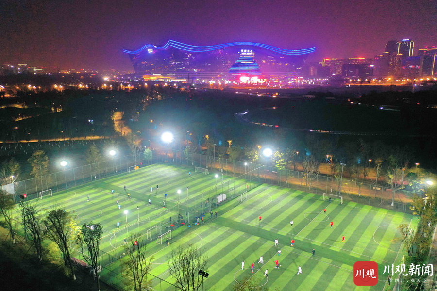 视频灯光下露天足球场燃动成都夜生活