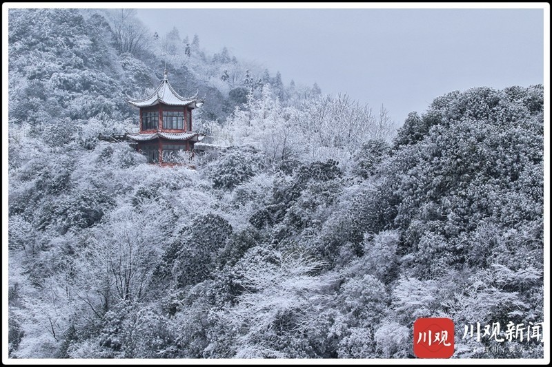 广安华蓥山 银装素裹美轮美奂