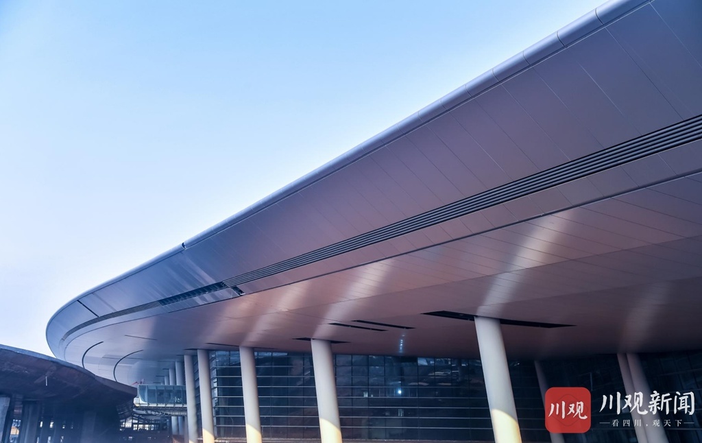 1月20日,成都天府国际机场t2航站楼内工人们正在对公告区域进行收尾