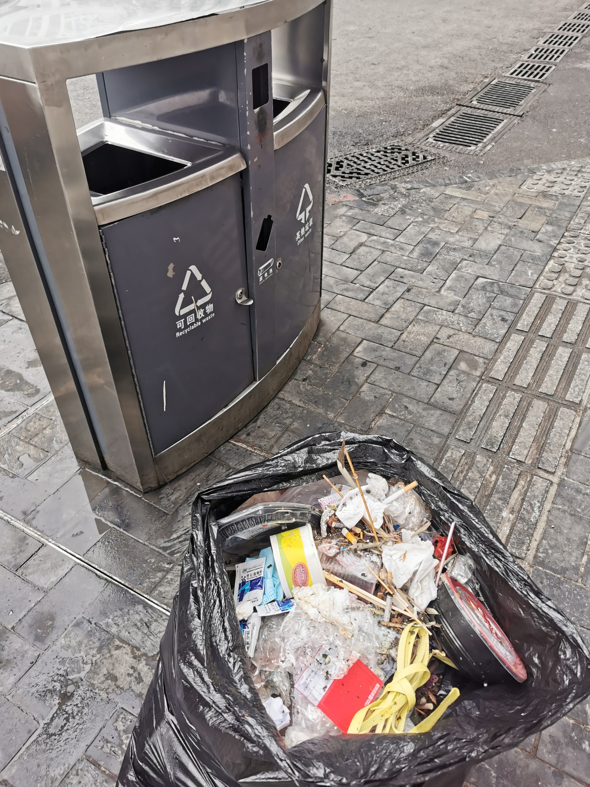 成都实施垃圾分类"满月" 习惯性乱扔垃圾现象仍常见