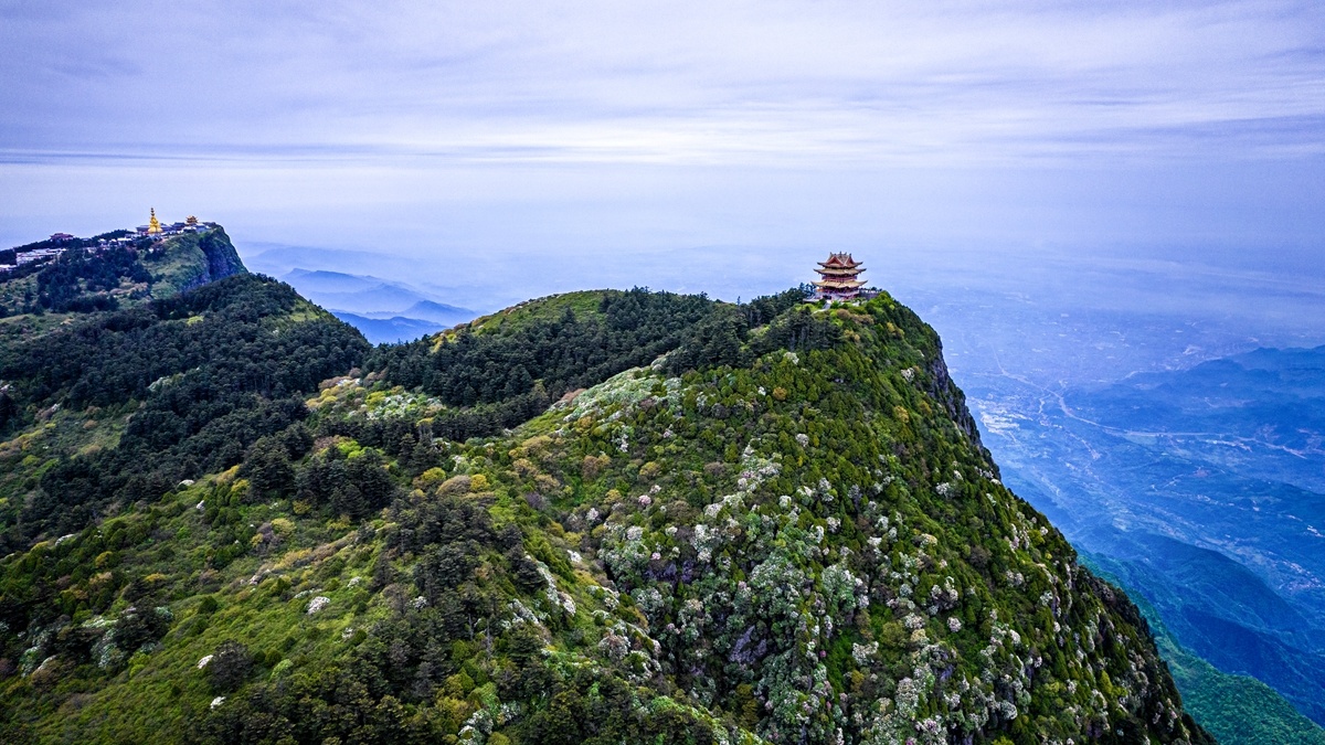 视频丨金顶之上 探访峨眉山最高峰万佛顶 - 川观新闻