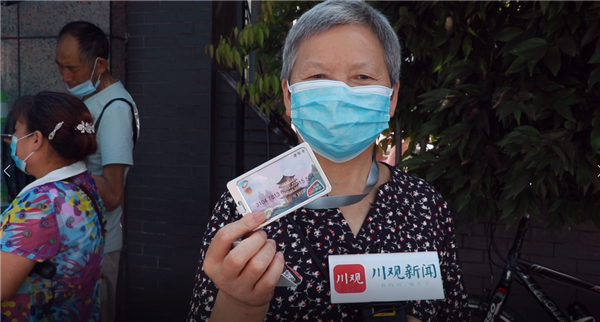 "滴,老年卡" 60岁以上老人达州免费坐公交福利正式落地