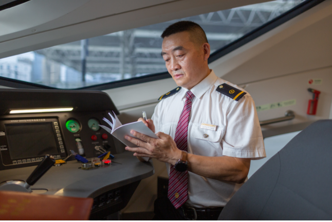 国庆假期首日成都机务段担任动车组开行创新高