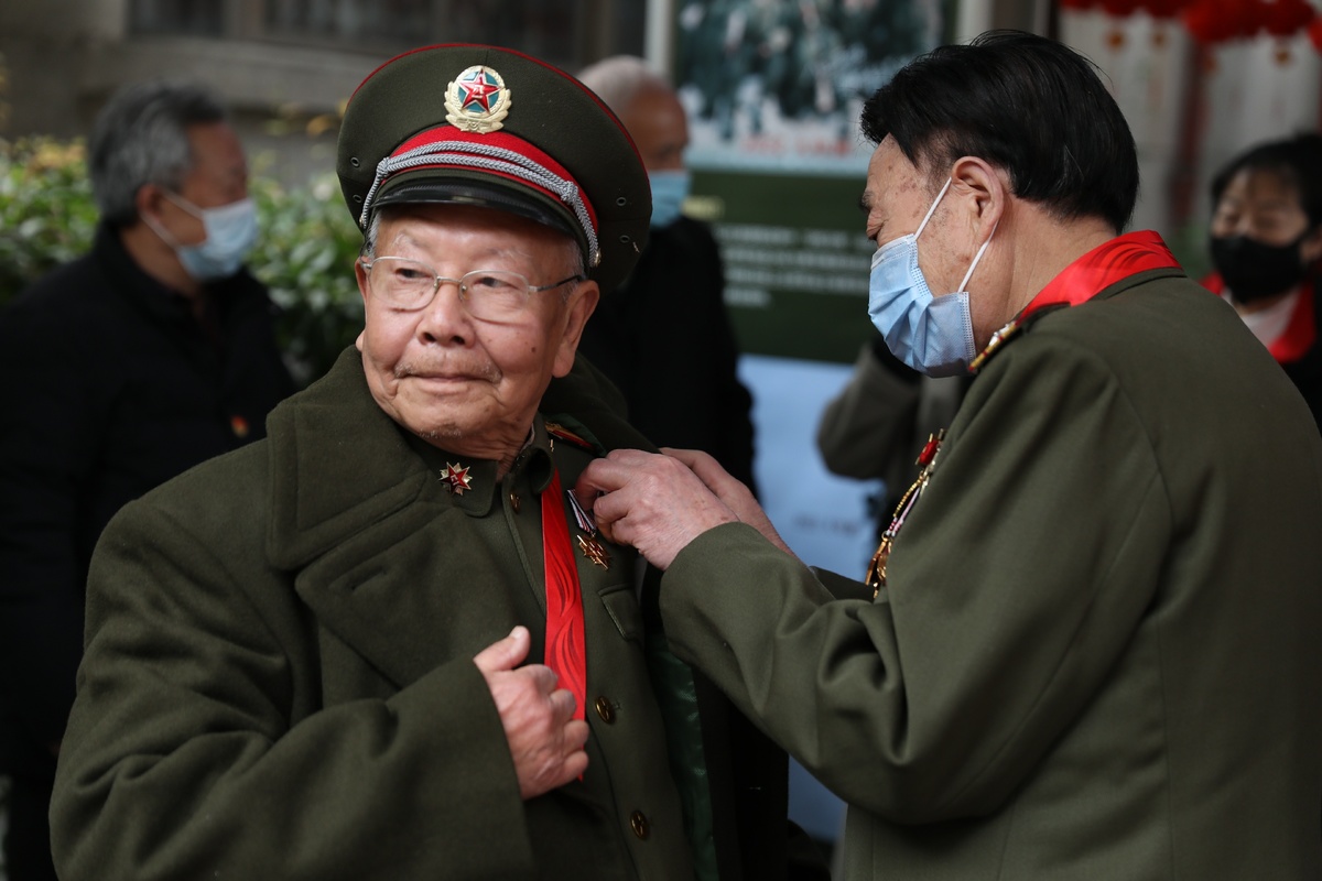 觀影結束後,曾經參加過抗美援朝戰役的86歲軍休幹部劉俊泮深有感觸,