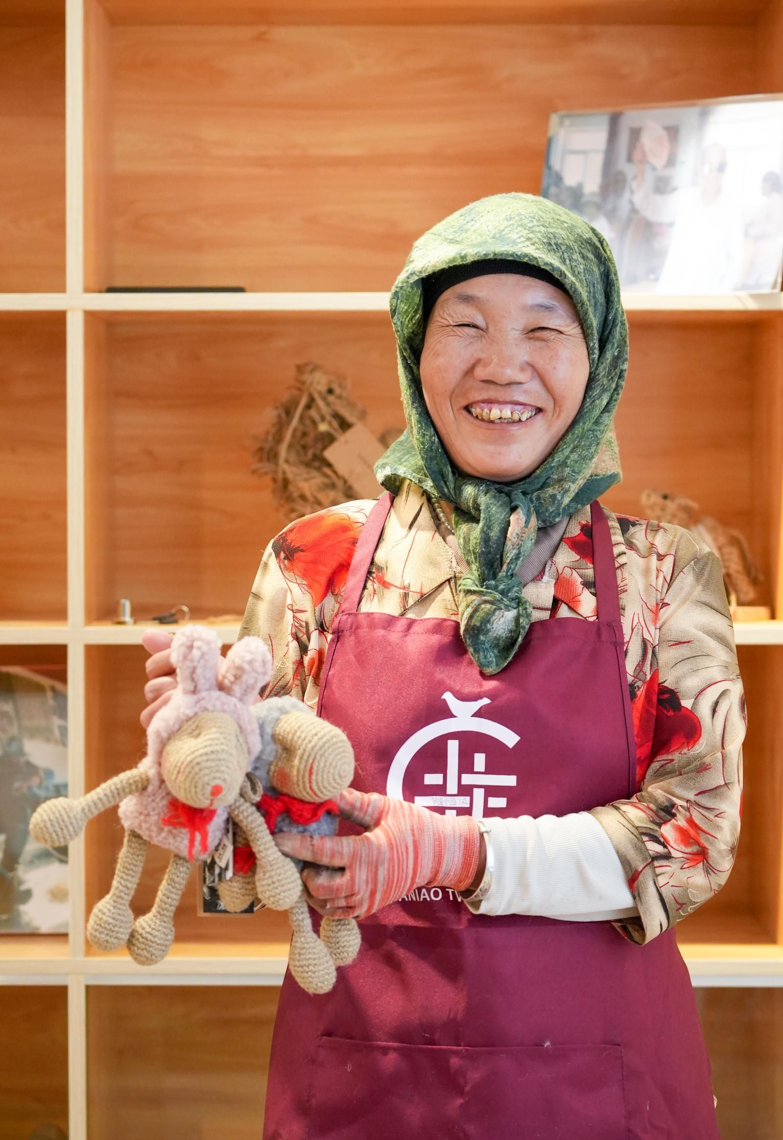 文化中国行︱笑脸吊牌后的麻编故事——看张璟如何带领移民将"指尖