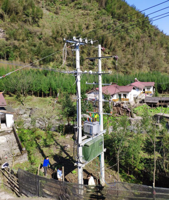 "阿佐张尔一家世世代代住在金岩村,受地理条件限制,用电是老大难问题.