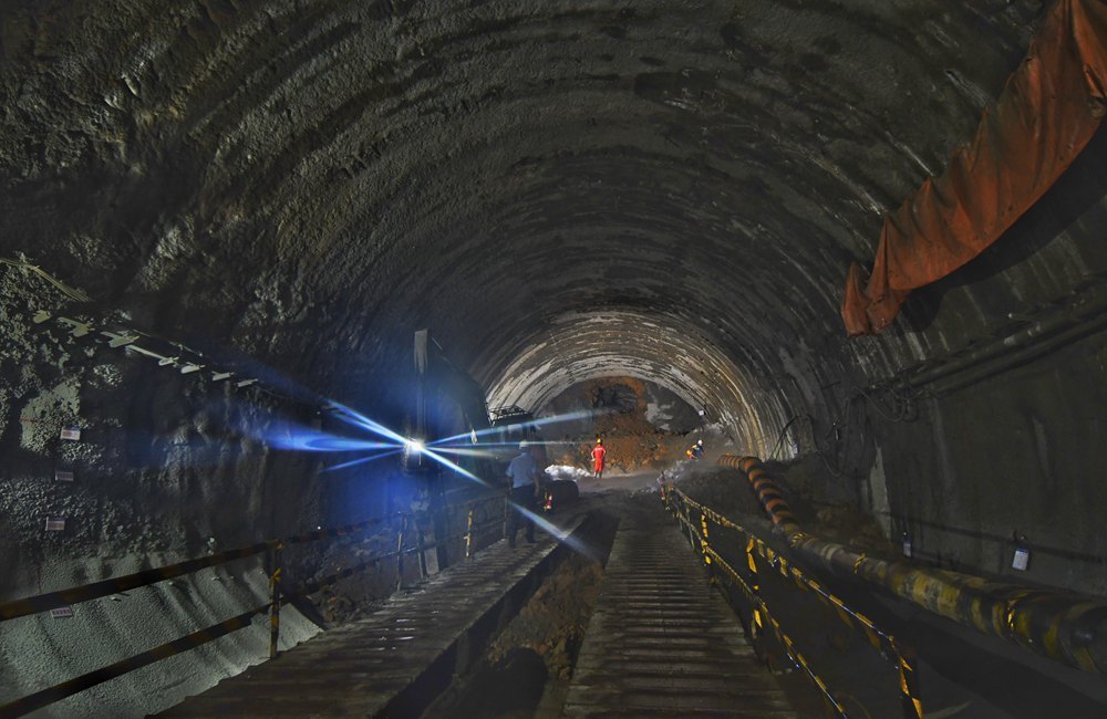 【发现最美铁路】赣深高铁第一长隧龙南隧道全隧贯通 - 川观新闻