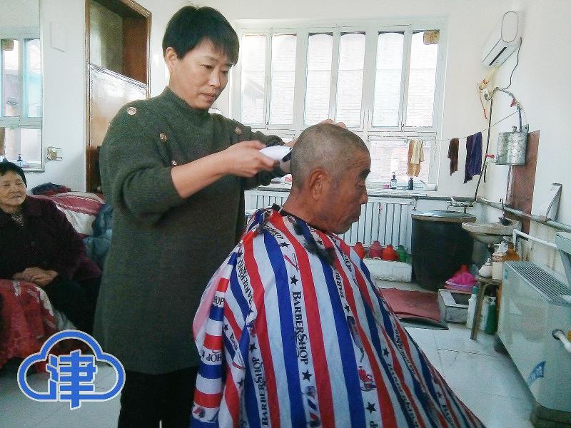 一推一剪都是爱这位理发师为村民义务服务年 川观新闻