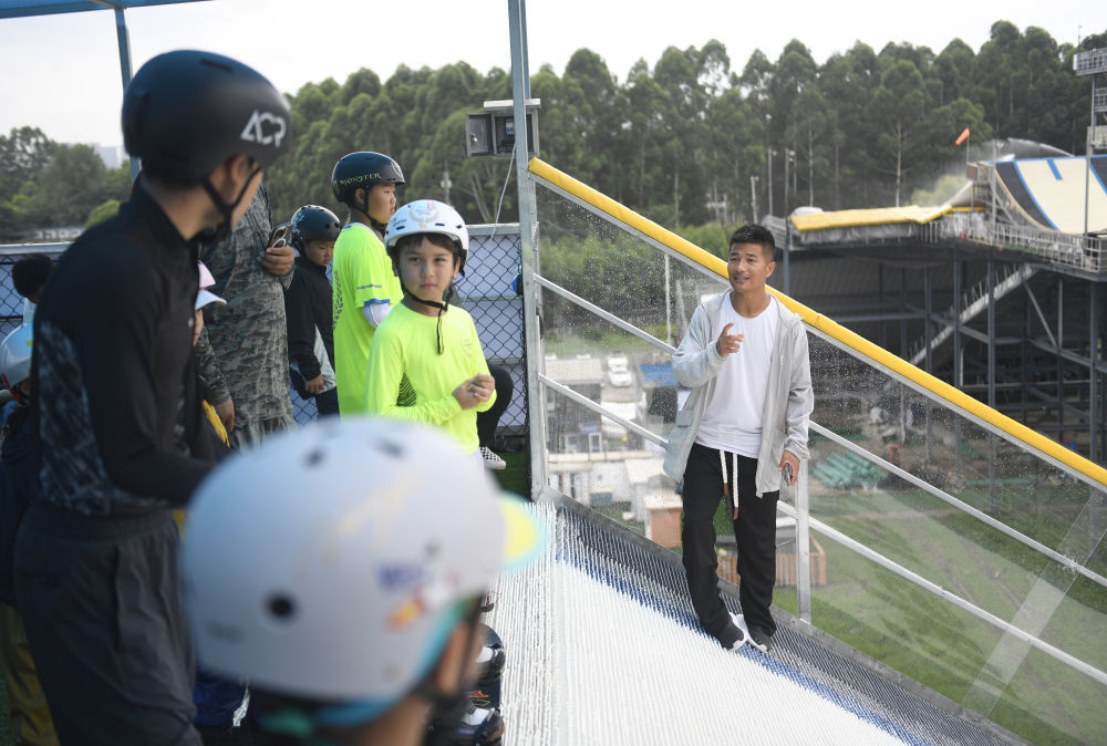 ↑单板滑雪运动员张义威（右一）在成都尖锋旱雪四季滑雪场指导小学员（8