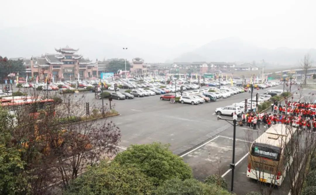 据了解,为方便游客停车,峨眉山景区与峨眉山市城区通过划定临时停车位