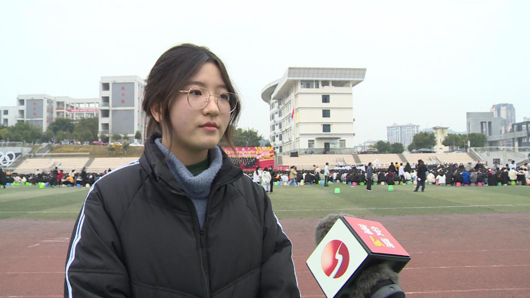【蓬安二中副校长 罗文:类似活动的开展,旨在引导他们把报党恩,爱国情