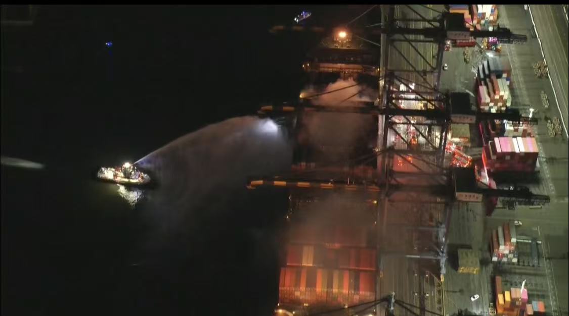 美国洛杉矶港一船只起火 超百名消防员前往现场