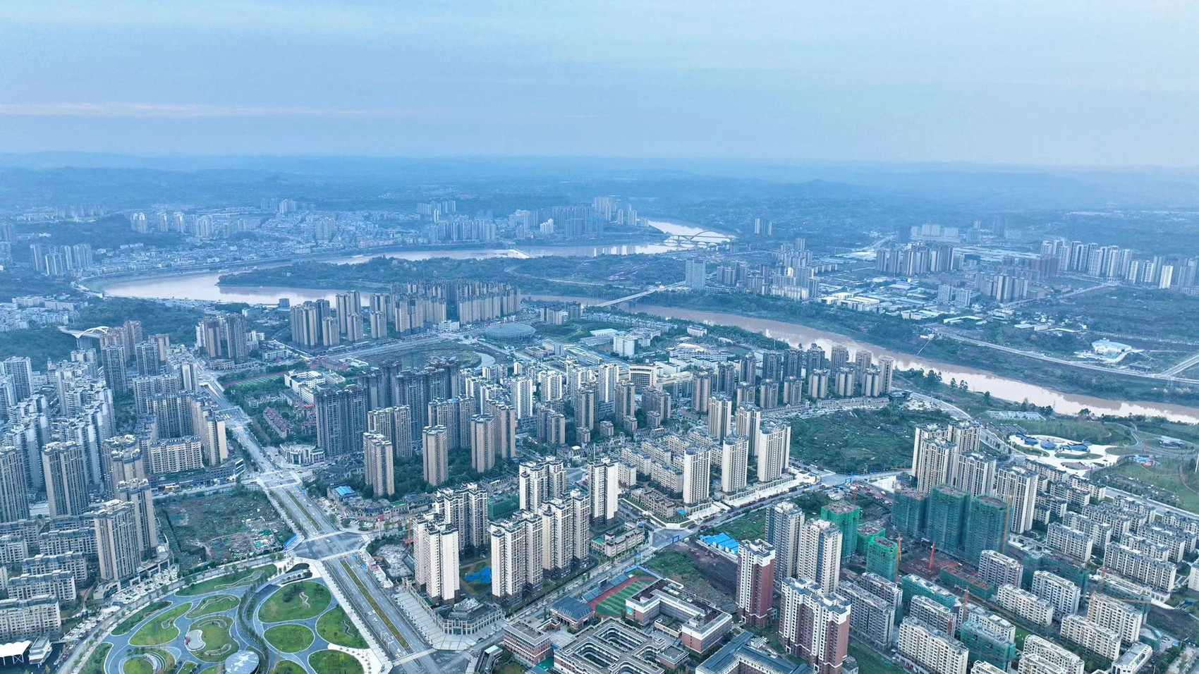 航拍雨后广安主城区.韦维 摄