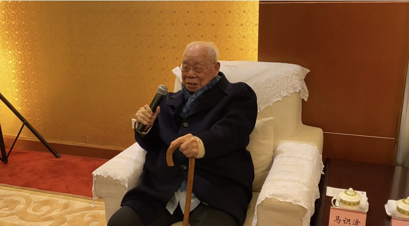 视频106岁马识途冒雨现身没有硝烟的战线电视剧发布会纪念隐蔽战线