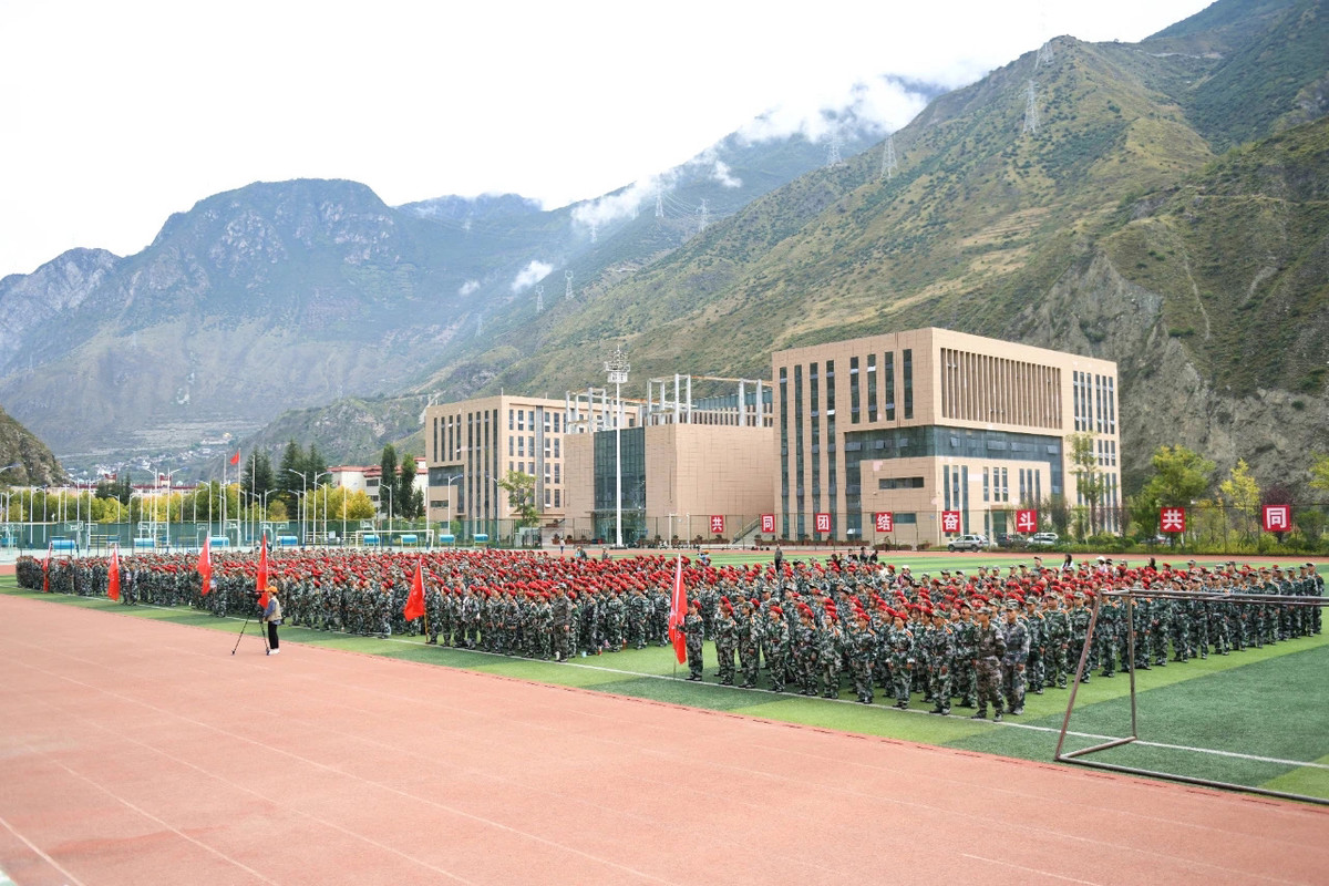 四川民族学院军训图片