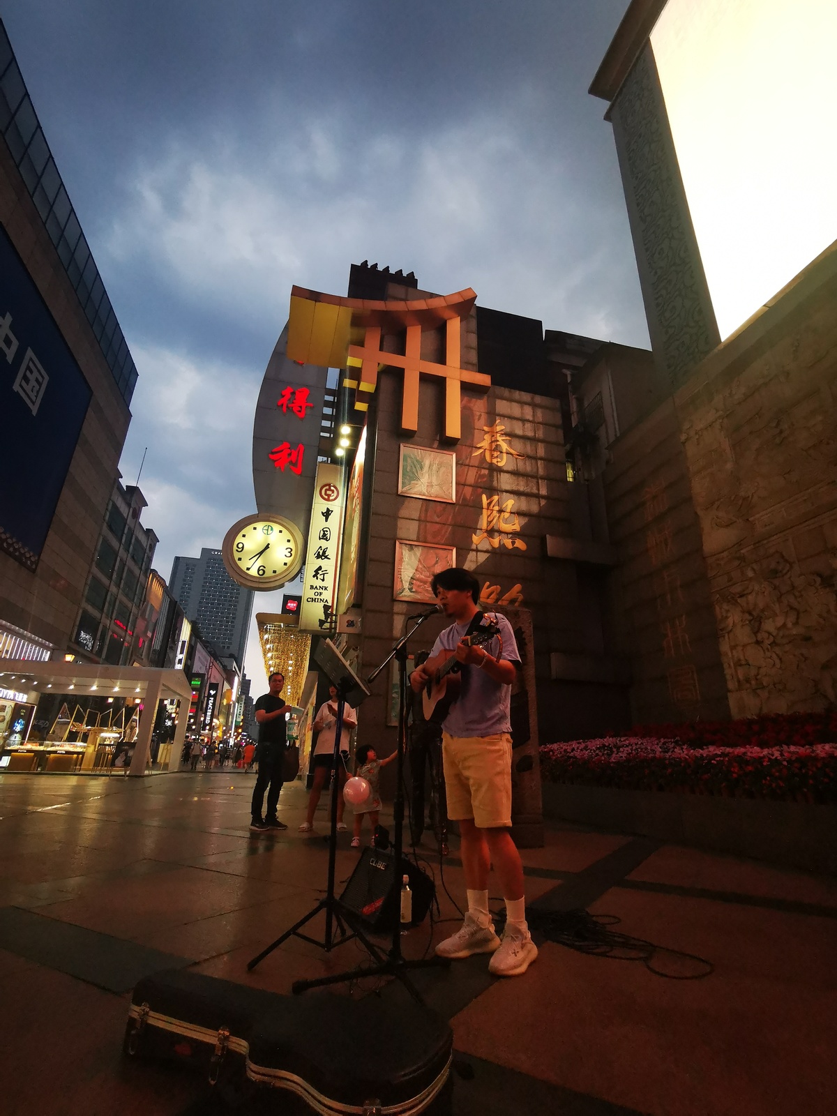 成都街头他们用歌声治愈人心