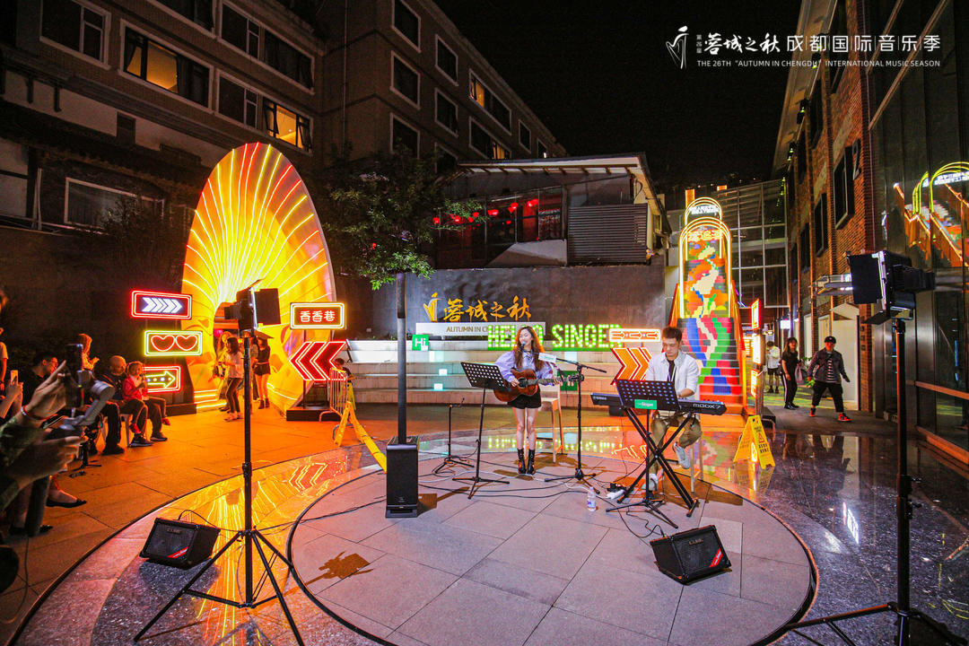 惠文化乐生活双节来成都的街头走一走音乐剧快闪街头爱豆影像戏剧川剧