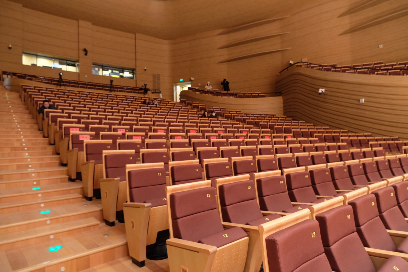 音乐厅座椅舞台据了解,四川省文化艺术中心坐落在成都市梓州大道辅路