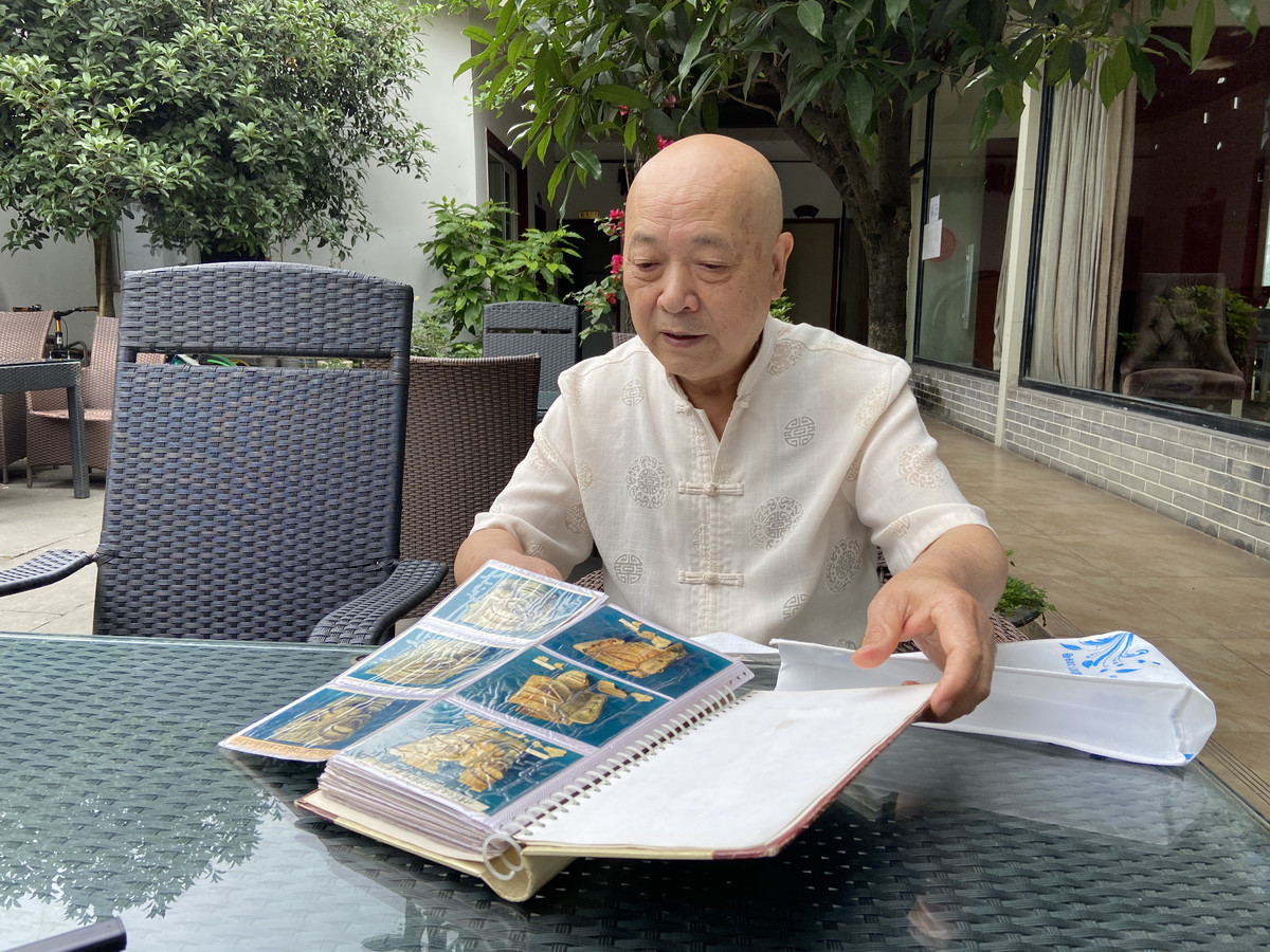 杨晓邬翻阅老相册他告诉他的学生,做文物修复,首先