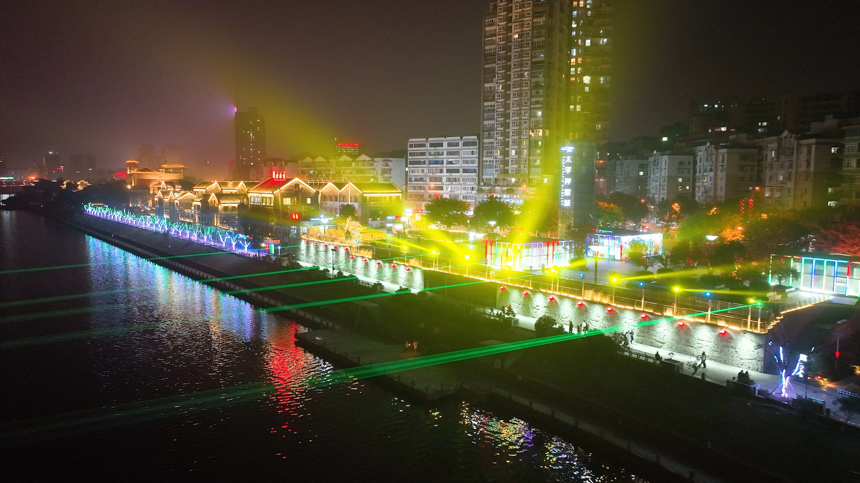 成渝之心内江好耍丨打卡内江版外滩沿滨水步道赏沱江夜景