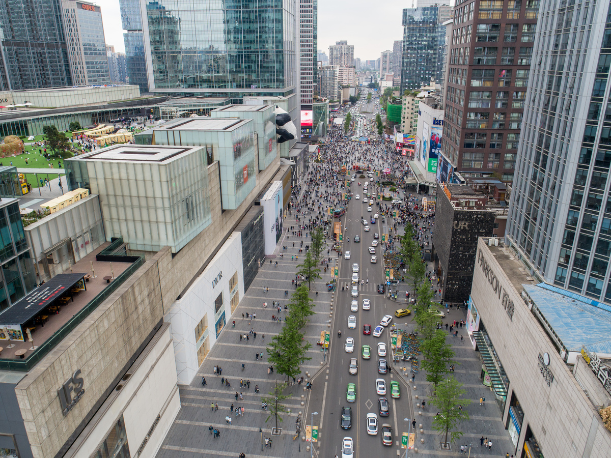 视频丨国内游持续升温  游客集中"打堆"春熙路