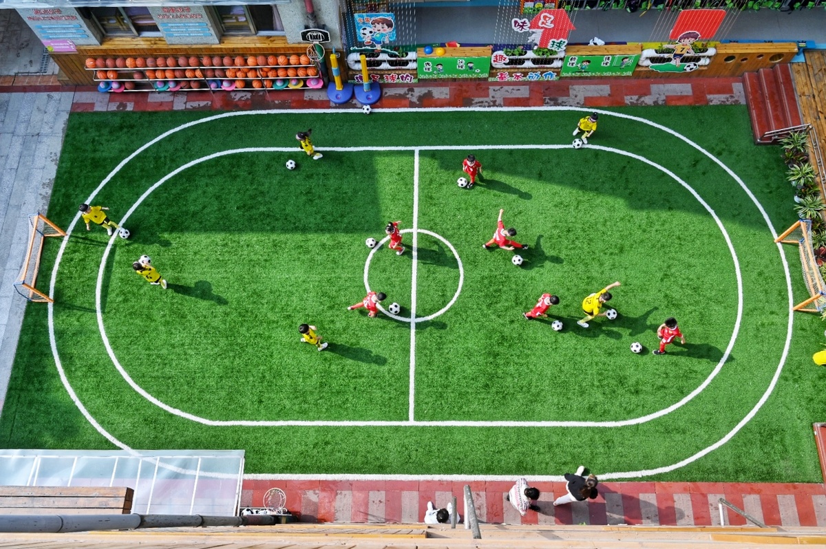 视频120平米的袖珍足球场这群娃娃玩得真嗨
