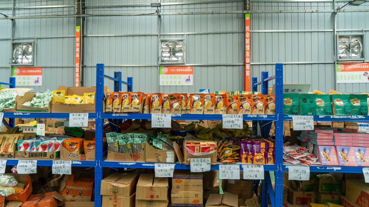 人员整齐地摆放在货架上"我们仓库的选品是非常严格的,有专人负责进货