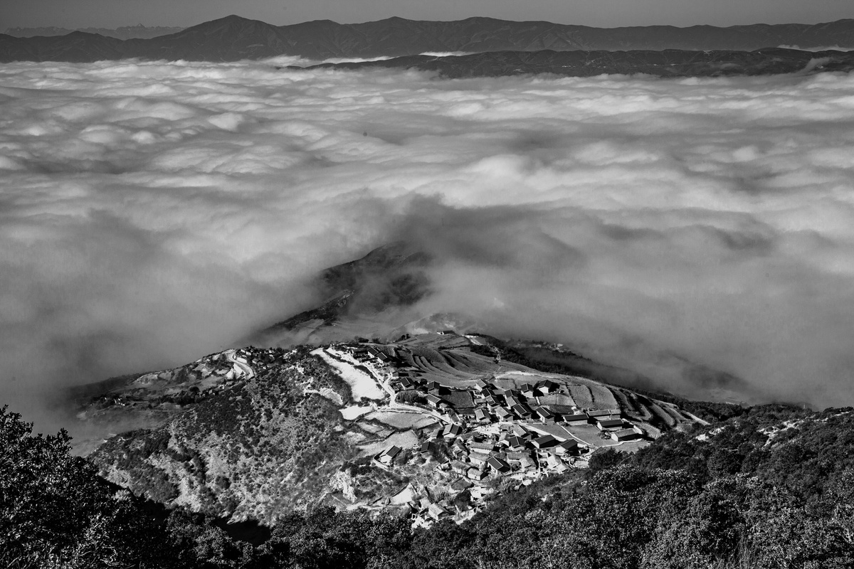 天府周末61名家张东历时十五年用镜头深描布拖彝家之变
