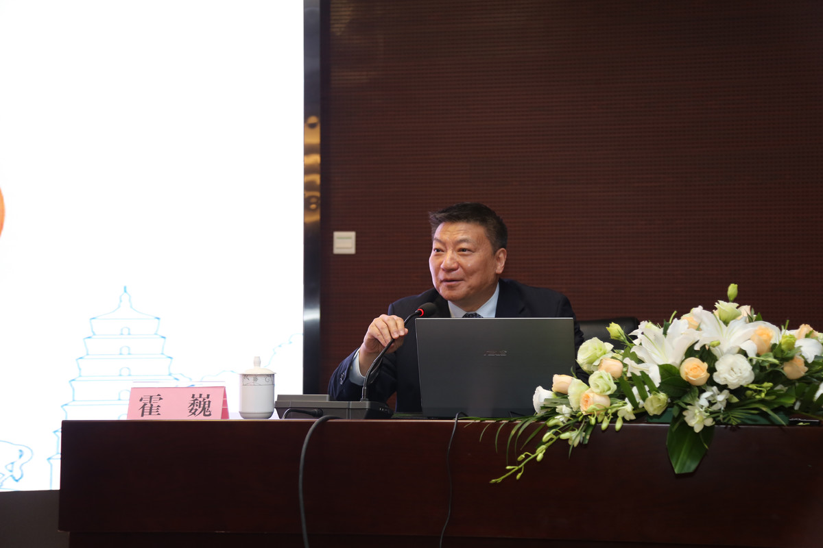 讲座由四川大学杰出教授霍巍主讲,四川博物院院长韦