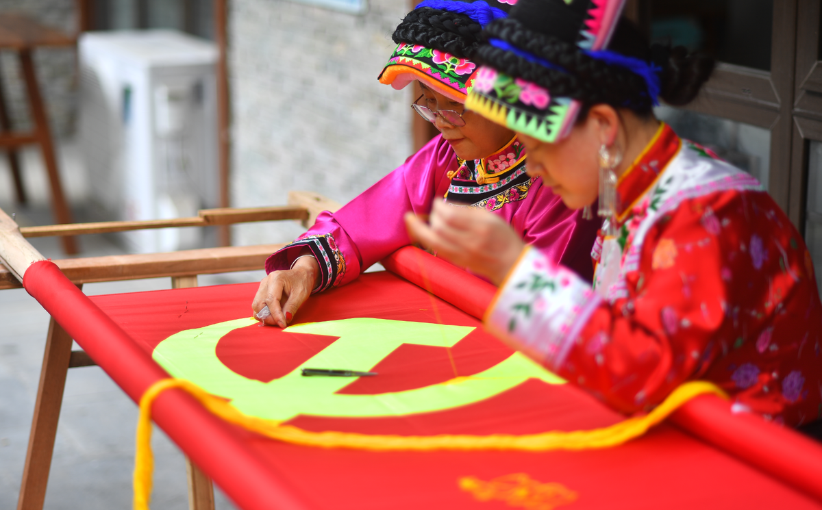 视频丨一针一线绣党旗 北川绣娘用时近一月完成作品 - 川观新闻