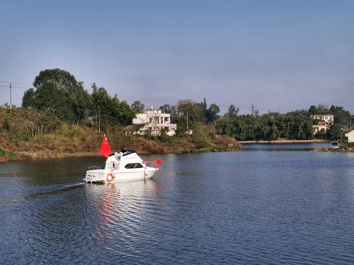 视频丨首艘四川造出口游艇在泸州下水试航开启四川建造出口游艇历史